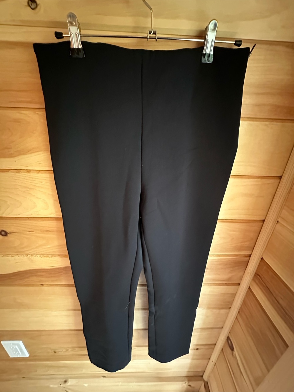 Karolina Zmarlak Slim High-Waist Black Capri Pants for Women